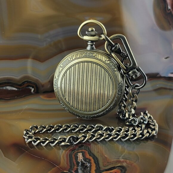 Vintage MAJESTI Company Half Dollar Pocket Watch Pinstripe Embossed Case - Picture 2 of 3